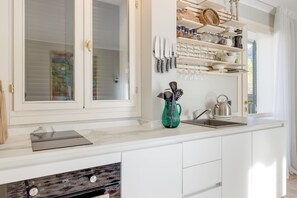 Kjøleskap, ovn, kokeplater og oppvaskmaskin