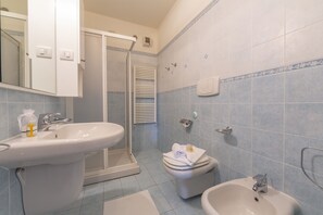 Shower, bidet, towels