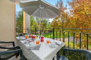 Outdoor dining - Porto Letizia Torino 3, Porlezza, Italy (Porlezza)