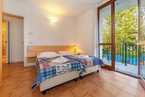 3 bedrooms, bed sheets - Porto Letizia Torino 3, Porlezza, Italy (Porlezza)