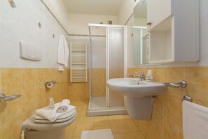 Douche, bidet, serviettes fournies