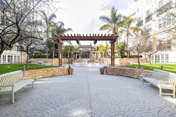 Terrace/patio - Charming Santana Row 2BR Townhouse w/ Pool, nr highways, by Blueground (South Bay)