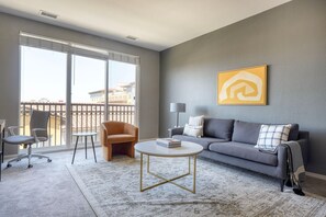 Una televisión, un reproductor estéreo