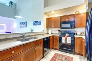 Fridge, microwave, stovetop, dishwasher - 4 Mi to Airport: Convenient Denver Condo (Denver)