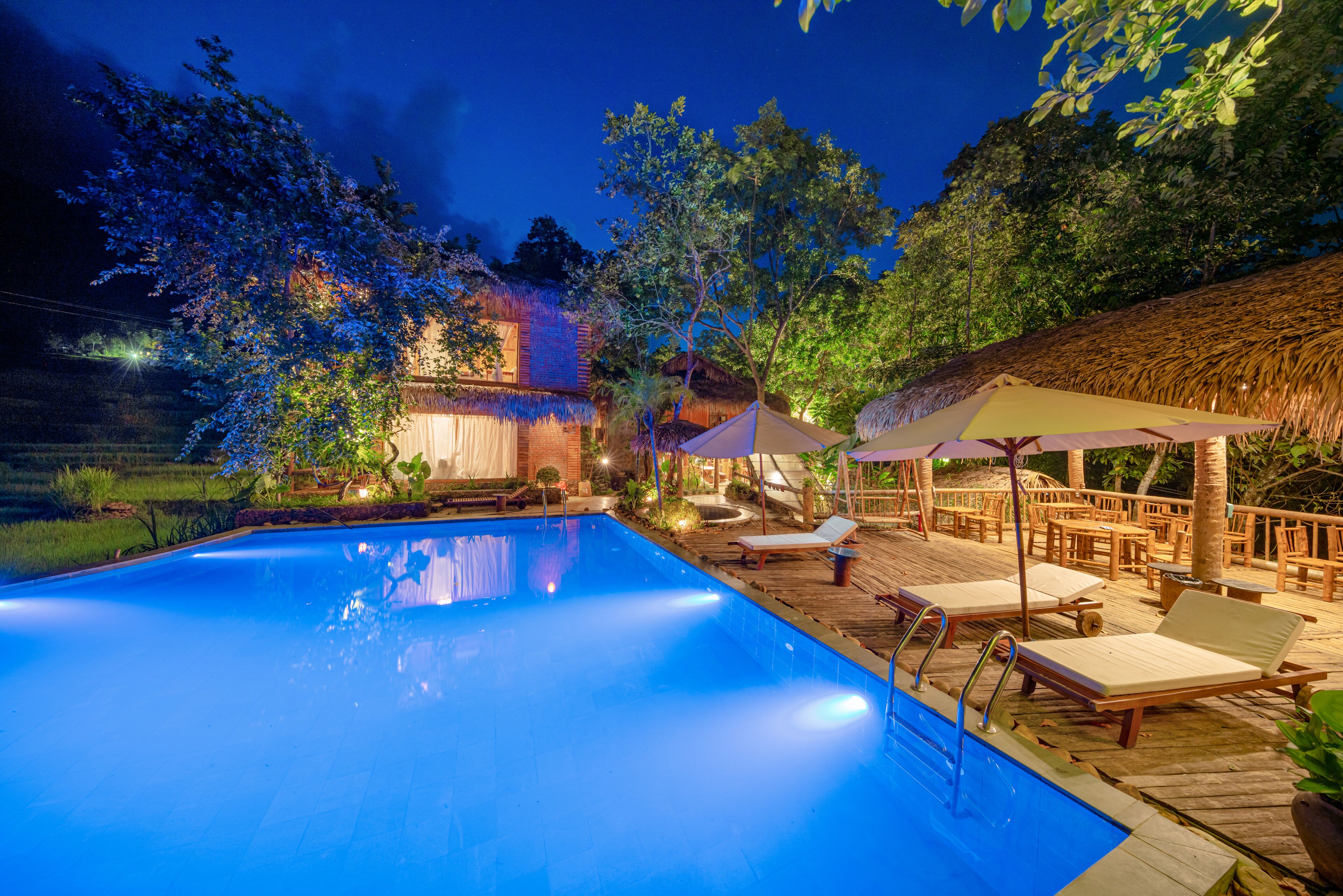Una piscina al aire libre