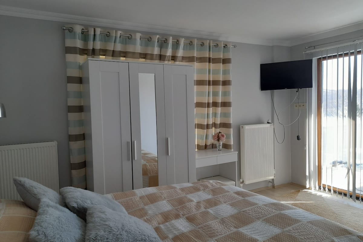 Deluxe-rum - 1 queensize-sÀng | 1 sovrum, memory foam-madrasser, individuell inredning och unika möbler