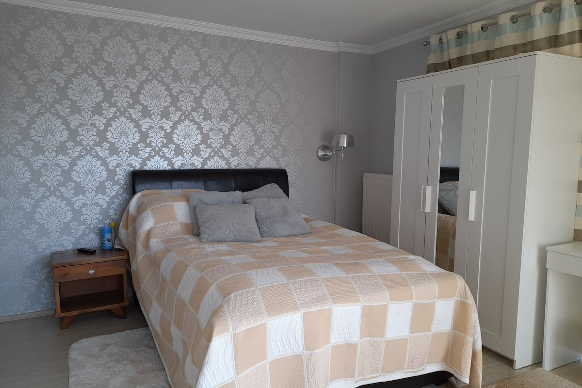 Deluxe-rum - 1 queensize-sÀng | 1 sovrum, memory foam-madrasser, individuell inredning och unika möbler