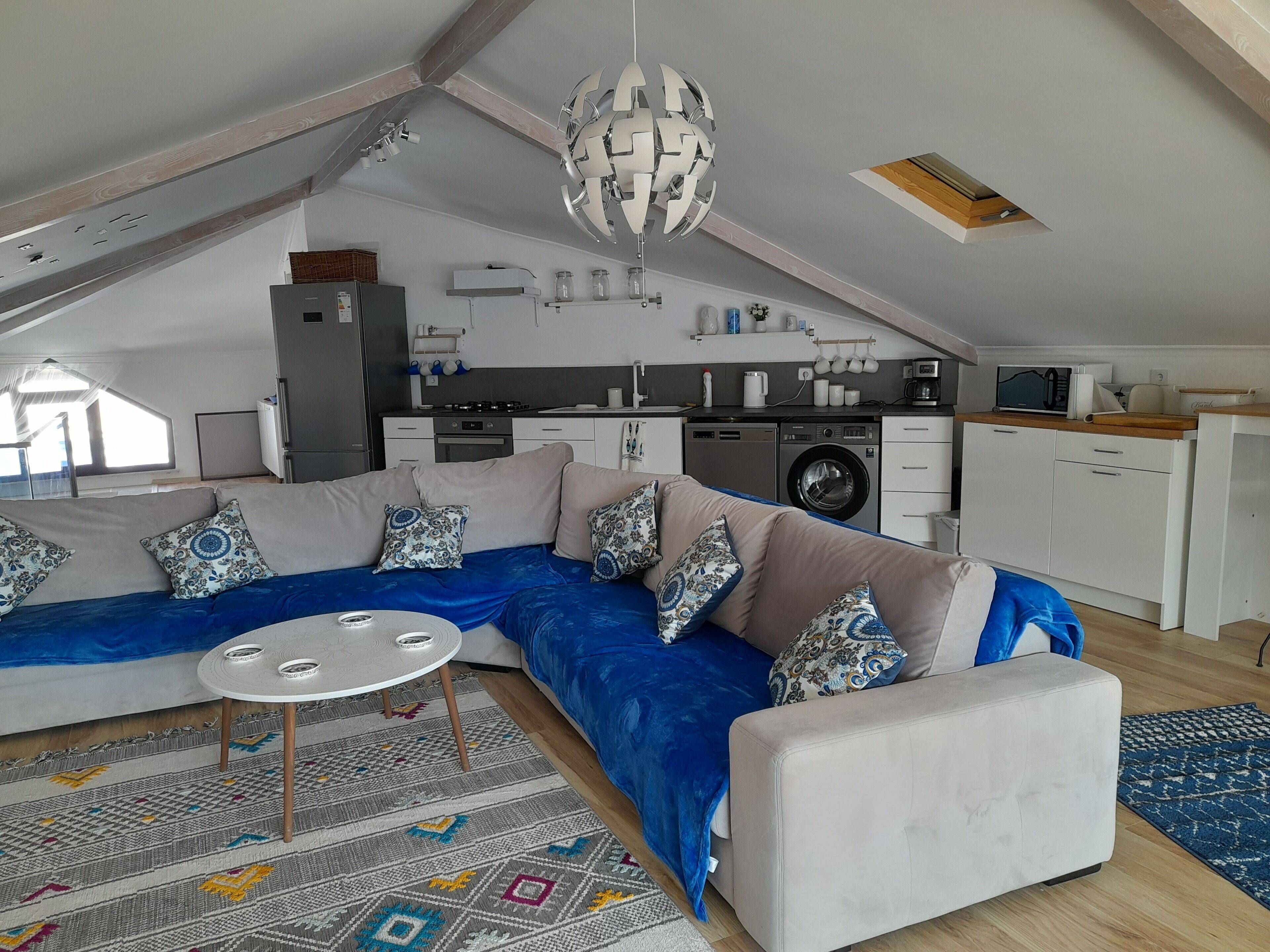 华丽套房 | 起居区 | 40-英寸纯平电视 （配备卫星频道）、电视