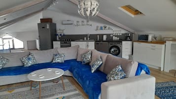 Suite – deluxe | Oppholdsområde | En 40-tommers Flatskjerm-TV med Parabol-TV samt TV
