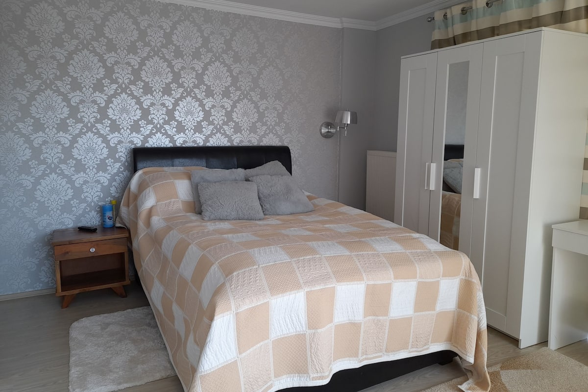 Comfort Room | Iron/ironing board, free WiFi