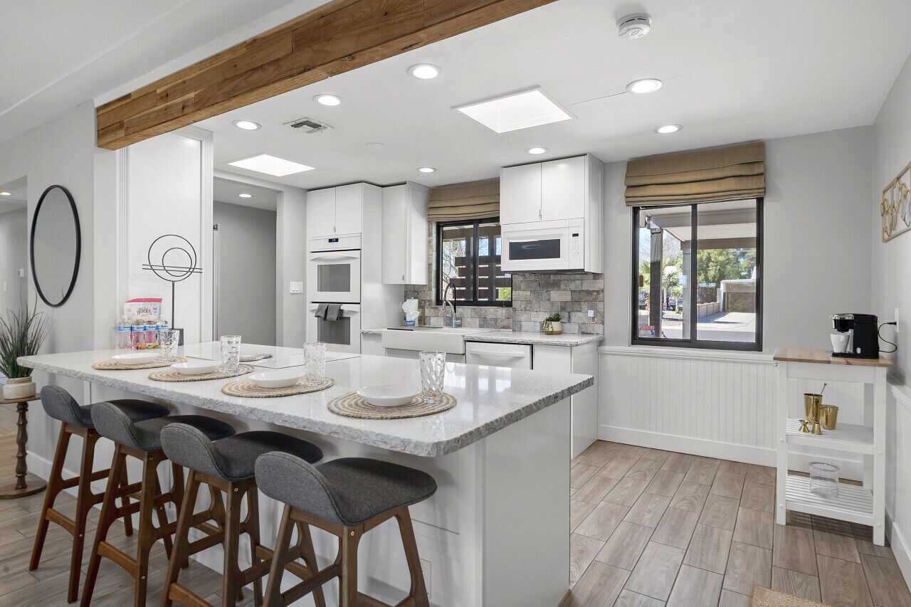 Køleskab, mikrobølgeovn, ovn, kogeplade