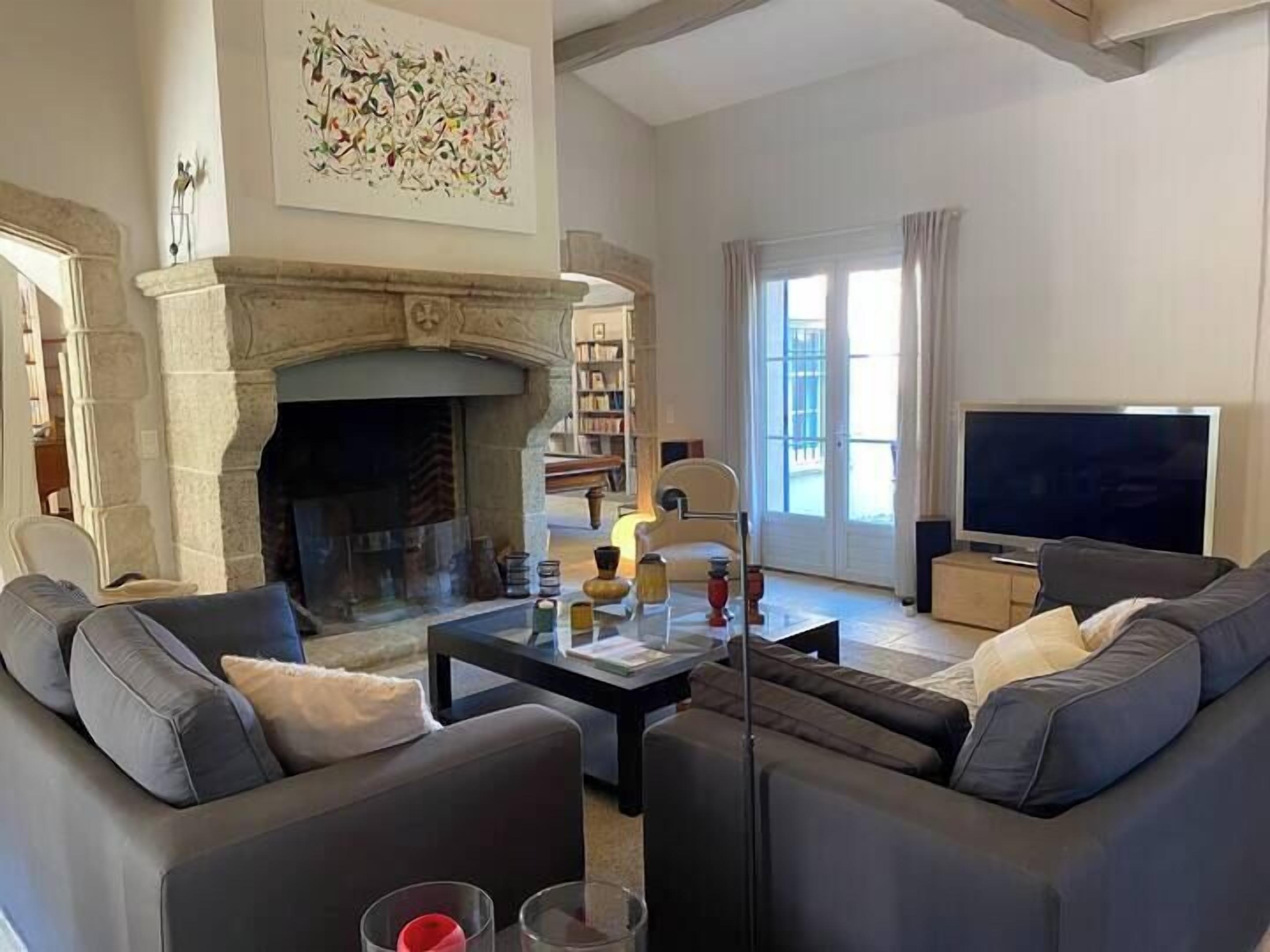 Télévision, cheminée, table de tennis de table