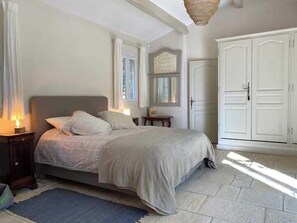 5 slaapkamers, een strijkplank/strijkijzer, internet, beddengoed