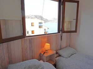 2 bedrooms, iron/ironing board, WiFi