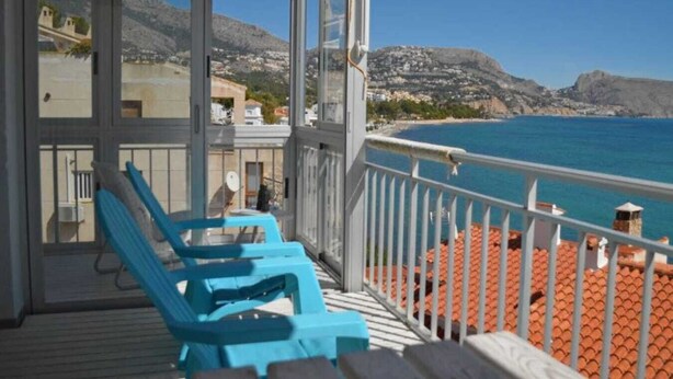 A balcony with blue chairs, a view of the sea, and a mountainous landscape. - Garza Playa - Altea, Costa Blanca (Altea)