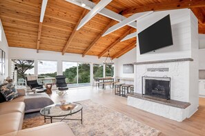 Smart-TV, peis og bøker