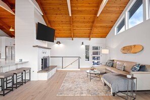 Smart TV, chimenea y libros 