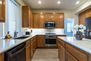 Fridge, microwave, oven, stovetop - Lux Haven with Movie Theater, Hot Tub, Office, and Grill NestNights (Santa Clarita)