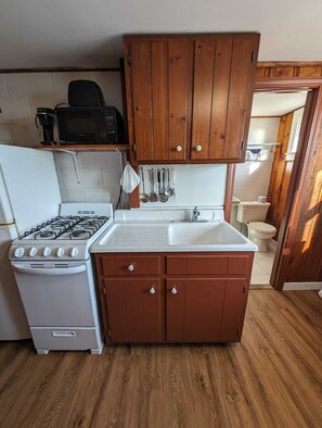 Microondas, horno, parrilla de estufa y cafetera y tetera