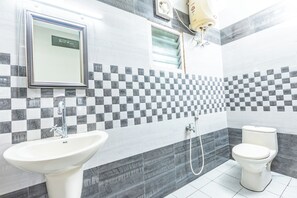 ห้องแฟมิลี่ดับเบิล | ห้องน้ำ | ฝักบัว, ฝักบัวนวดด้วยพลังน้ำ, ไดร์เป่าผม (มีให้บริการตามคำขอ)