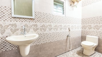 Familie tweepersoonskamer | Badkamer | Een douche, een hydromassagedouche, een haardroger