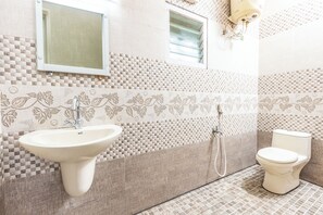 Kahden hengen perhehuone | Kylpyhuone | Suihku, hierova suihkupää, hiustenkuivaaja