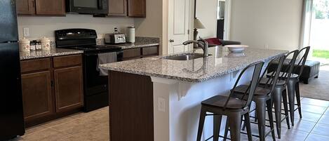 Microondas, horno, parrilla de estufa y lavavajillas