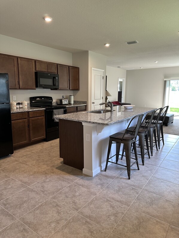 Microondas, horno, placa de cocina, lavavajillas