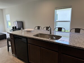 Microondas, horno, placa de cocina, lavavajillas