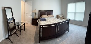 2 bedrooms, desk, WiFi, bed sheets