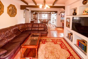 Smart TV - Comfortable spacious family house with large terrace and garden Beach & Bars (Torrevieja)