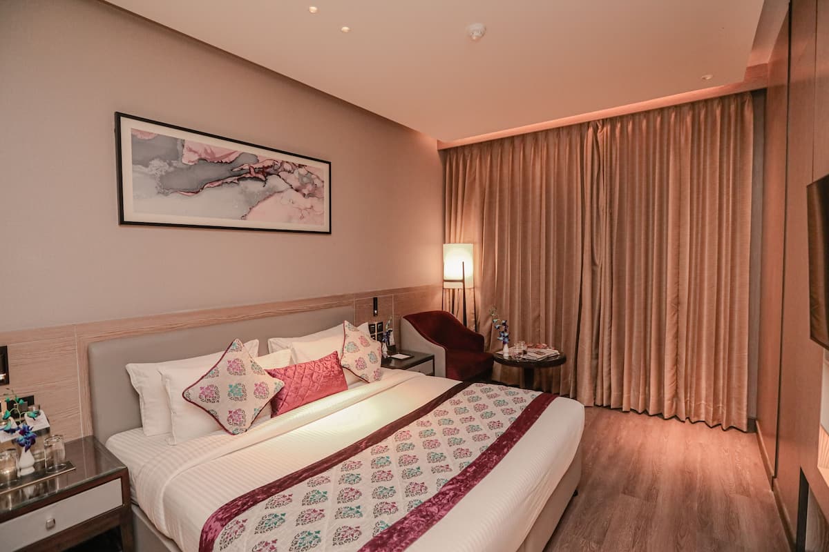 Deluxe Double Room | Bar mini, peti besi dalam bilik, langsir/tirai gelap terus