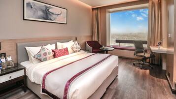 Habitación ejecutiva doble | Minibar, caja fuerte, cortinas opacas y tabla de planchar con plancha