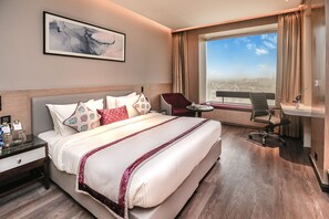 ميني بار وخزنة داخل الغرفة وستائر تعتيم ومكواة/لوح كي