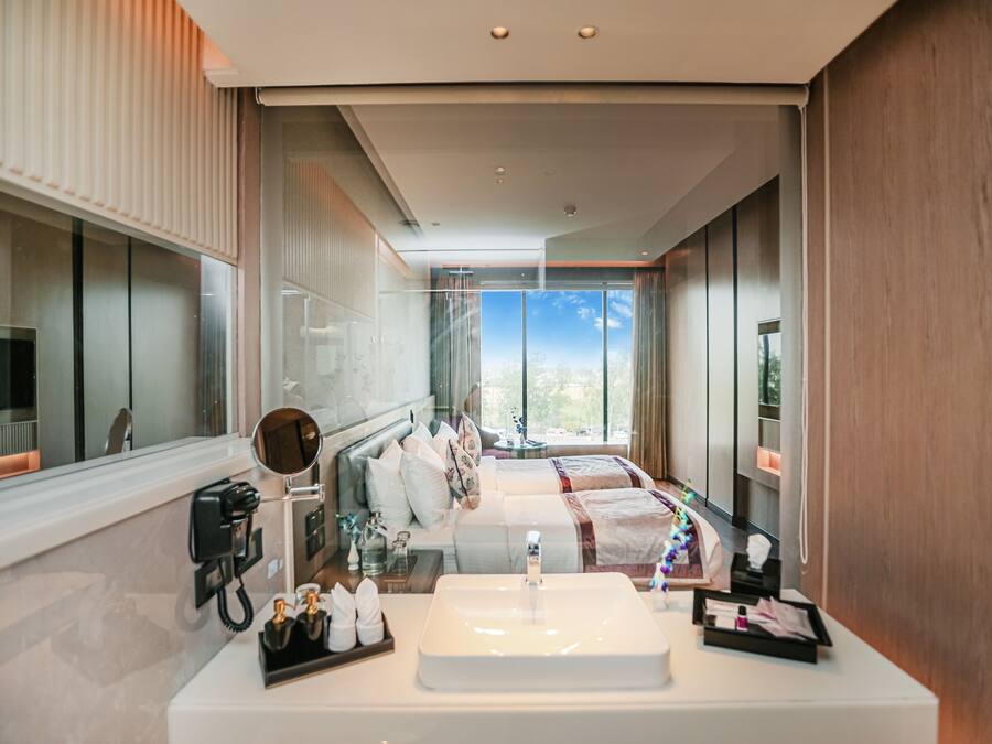 Standaard kamer | Een minibar, een kluis op de kamer, verduisterende gordijnen