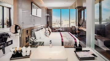 Habitación Premium doble | Minibar, caja fuerte, cortinas opacas y tabla de planchar con plancha