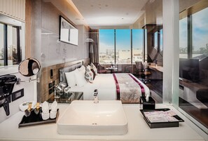 Minibar, caja de seguridad en la habitación y cortinas blackout 