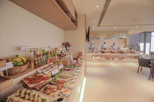 Desayuno continental diario (INR 1200 por persona)