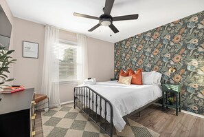 3 bedrooms, desk, iron/ironing board, free WiFi