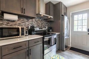 Frigorifero, microonde, forno, piano cottura