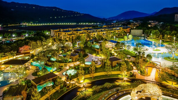A resort with multiple swimming pools, a large central pool, and a variety of buildings and pathways. - Vlamhoo Hotel (Guangzhou)
