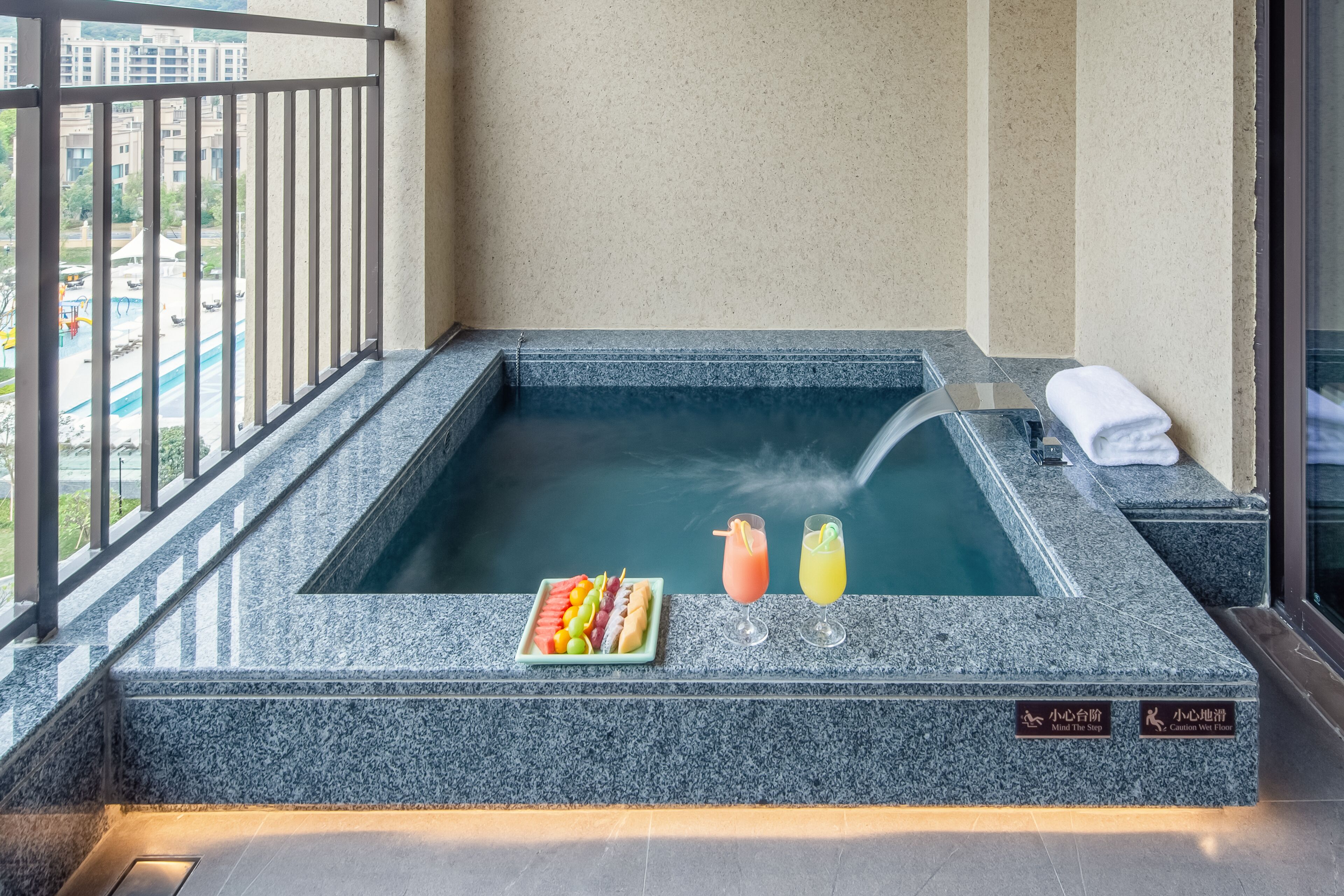 خزنة داخل الغرفة وستائر تعتيم ومكواة/لوح كي وواي فاي مجانًا