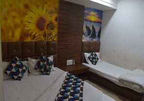 Habitación triple Deluxe | Camas extra, wifi gratis y ropa de cama