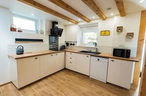 Réfrigérateur, micro-ondes, plaque de cuisson, lave-vaisselle