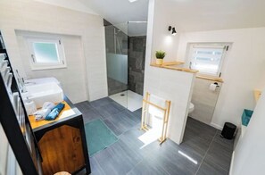 Shower, towels, toilet paper