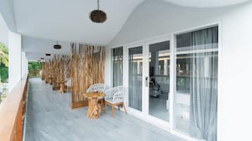 Habitación Deluxe doble, terraza, vistas al patio | Escritorio, wifi gratis, ropa de cama