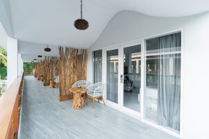 Chambre Double Deluxe, terrasse, vue cour intérieure (Deluxe King Balcony Room) | Bureau, Wi-Fi gratuit, draps fournis