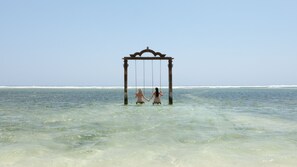 Un tobogan sobre un oceà tranquil.
