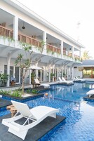 Una piscina al aire libre, sombrillas