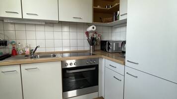Een koelkast, een magnetron, een oven, een kookplaat